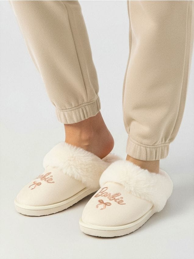 Sinsay - Papuče s umelým kožuchom Barbie - krémová