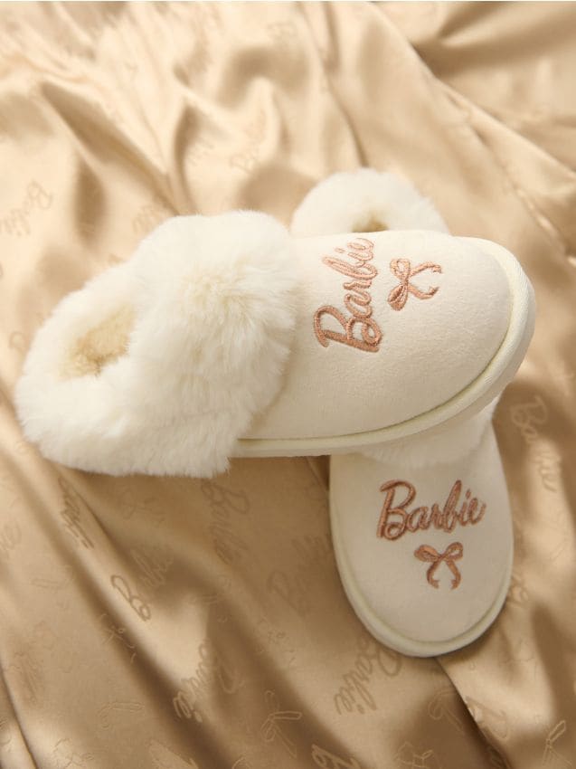 Sinsay - Papuče s umelým kožuchom Barbie - krémová