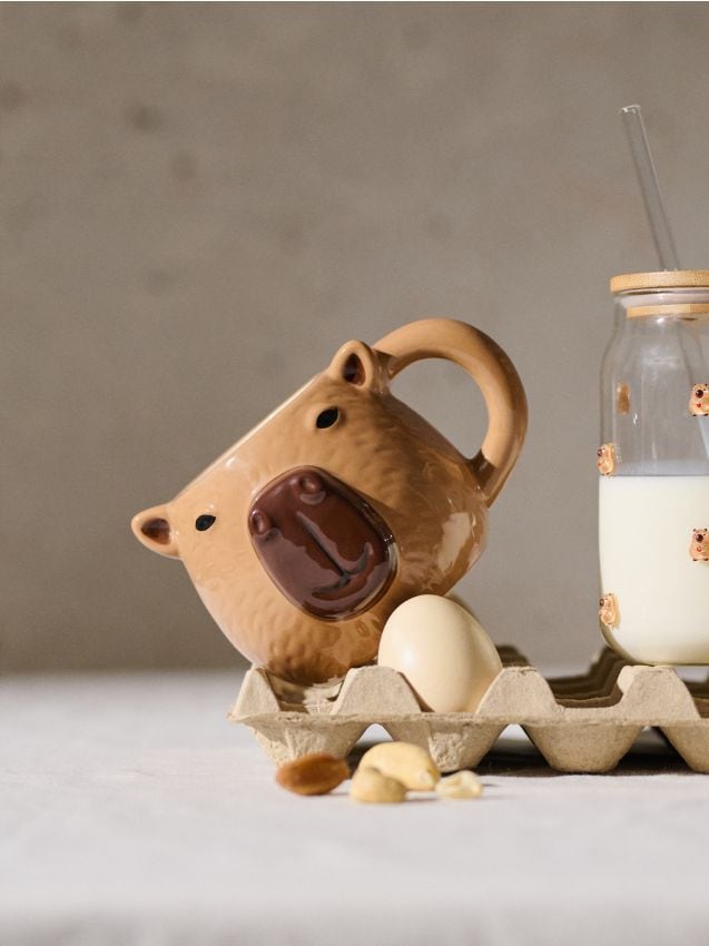 Sinsay - Cană ceramică cu motiv de capibară - maro