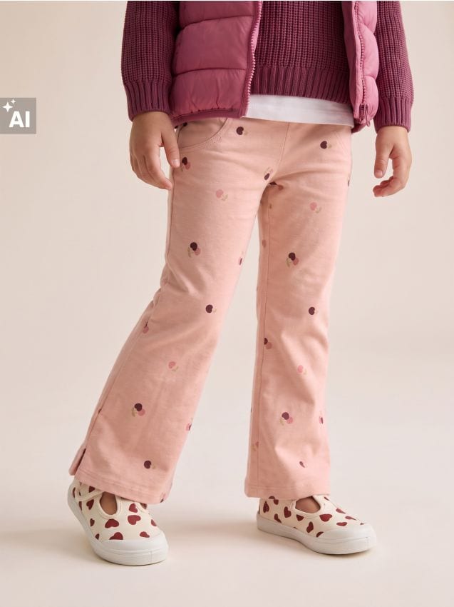Sinsay - Pantaloni flare din bumbac cu motiv de cireșe - roz-pudră