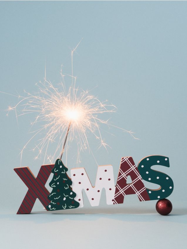 Sinsay - Decorațiune de Crăciun de sine stătătoare în forma inscripției Xmas, cu motiv de brad - multicolor