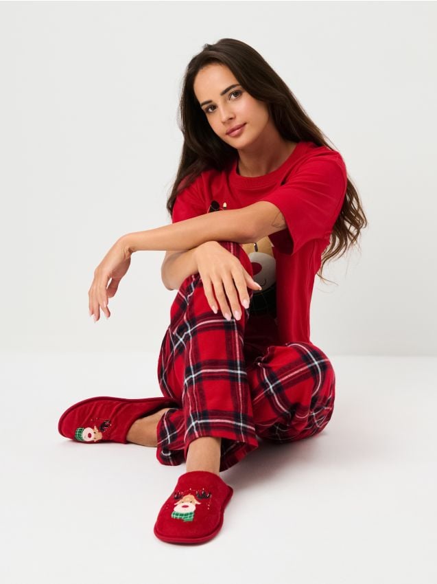 Sinsay - Vianočné papuče s motívom soba - červená