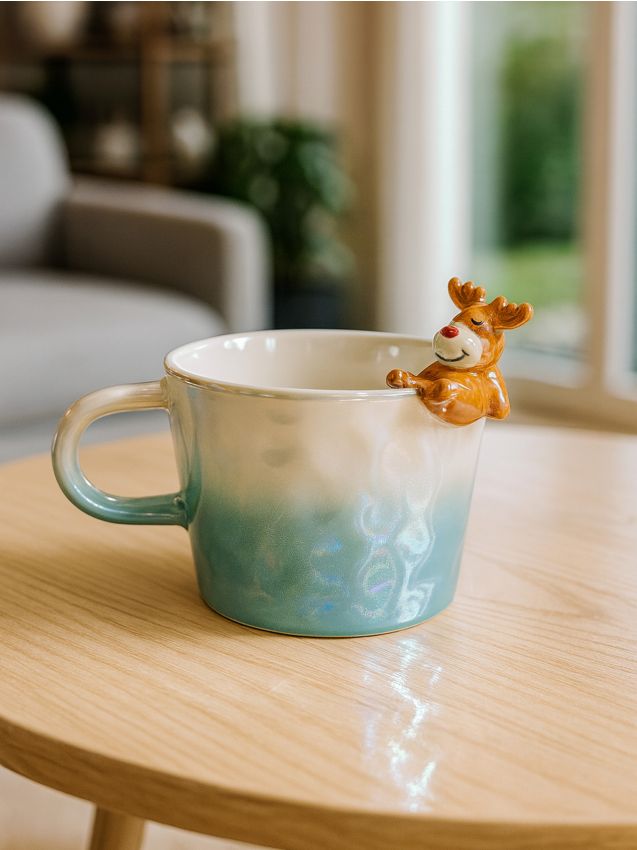 Sinsay - Vianočný keramický hrnček s figúrkou soba - svetlomodrá