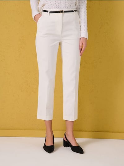 Chino pantalone sa kaišem