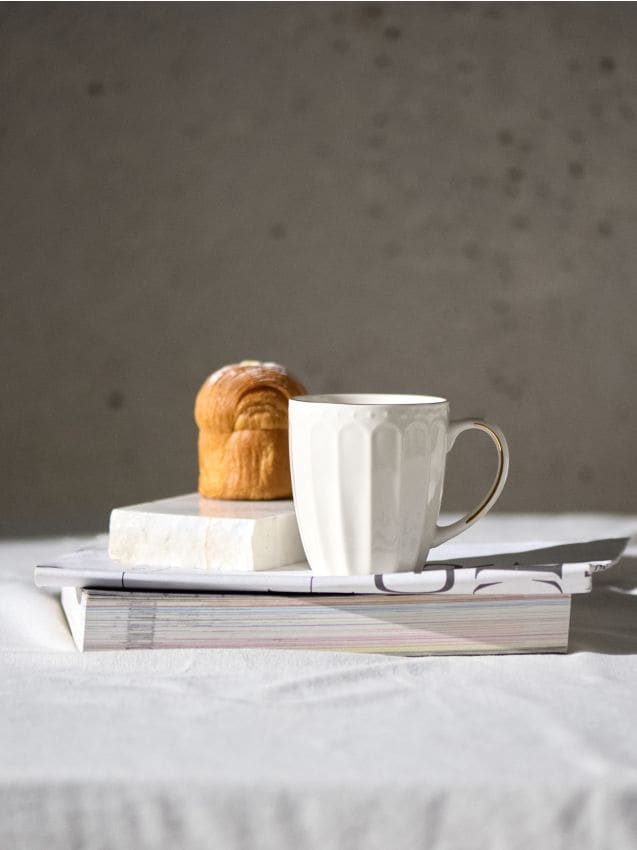 Sinsay - Cană striată cu margine aurie - alb