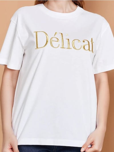 T-Shirt mit Gestickter aufschrift