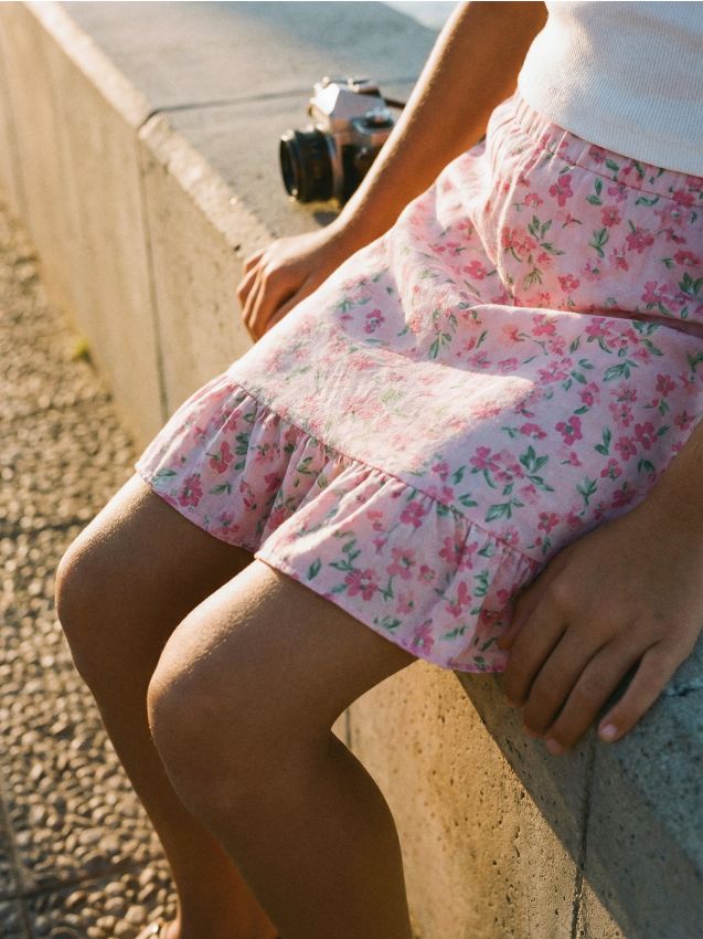 Sinsay - Kwiecista spódnica mini z falbaną i podszewką - wielobarwny