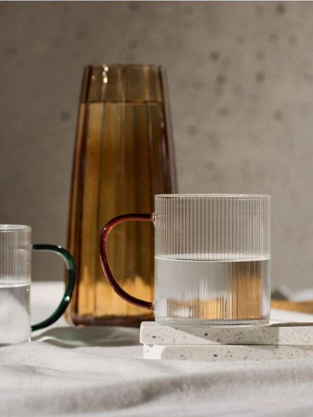 Sinsay - Cană din sticlă striată cu mâner - chihlimbariu