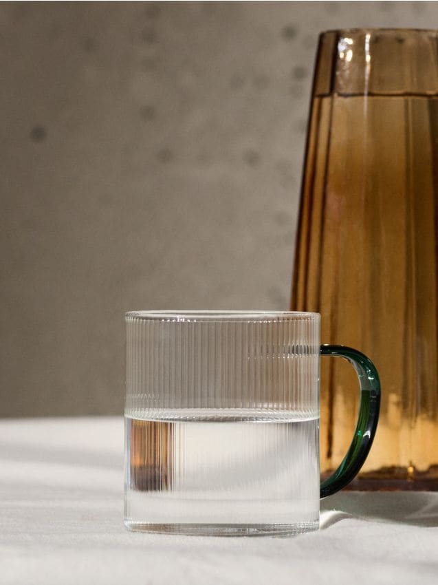 Sinsay - Cană din sticlă striată cu mâner - verde-prăfuit