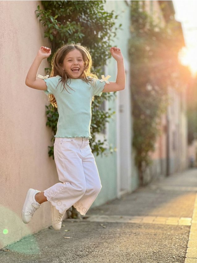 Sinsay - Tricou reiat cu bandă brodată decorativă și fundițe pe mâneci - verde-pal