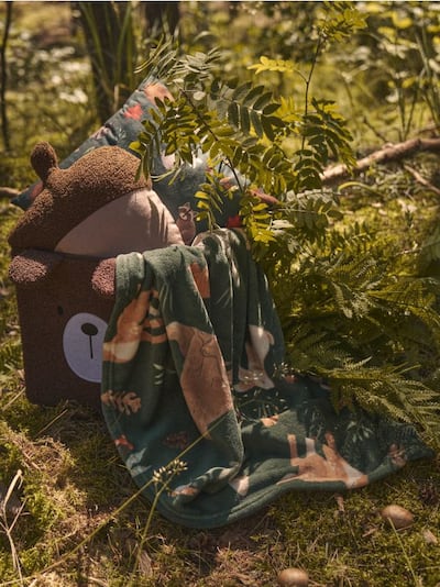 Odeja z gozdnim motivom