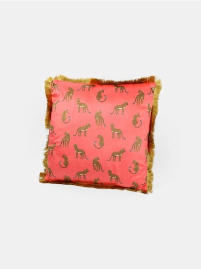 Dekoratyvinė pagalvė su kutais