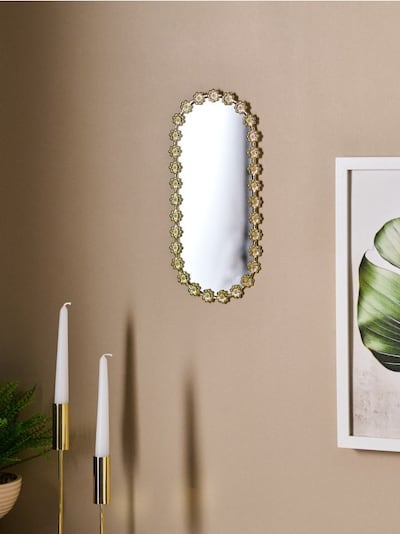 Ovalno ogledalo v zlatem okvirju s cvetličnim motivom