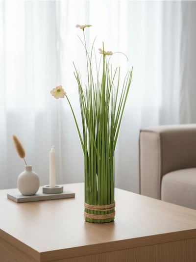 Umělá okrasná tráva s květinami