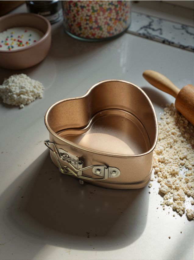 Sinsay - Forma na pečenie v tvare srdca - zlatá