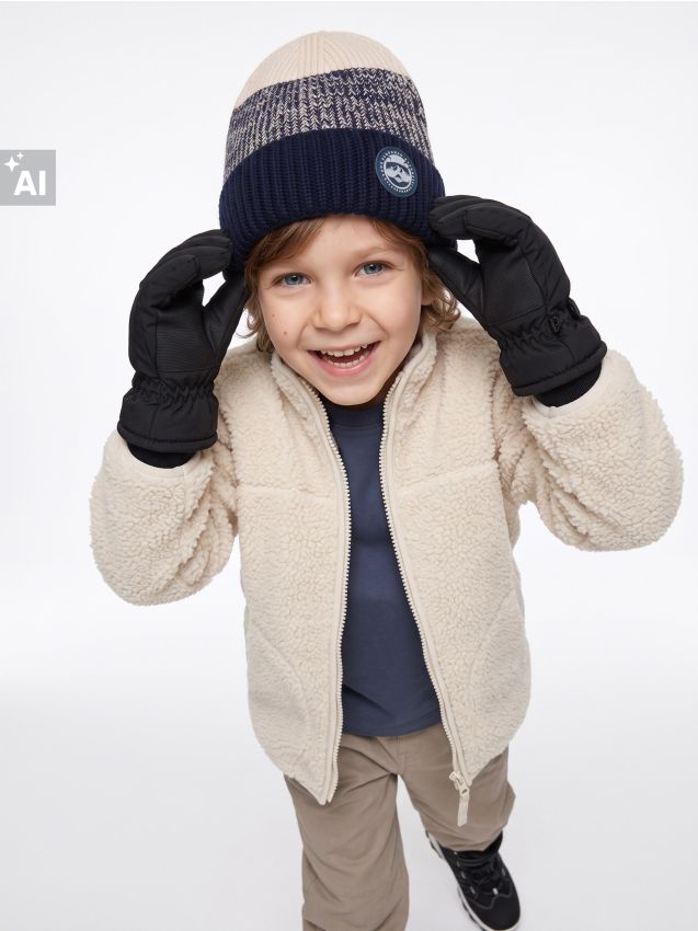 Sinsay - Căciulă beanie din viscoză cu emblemă - multicolor