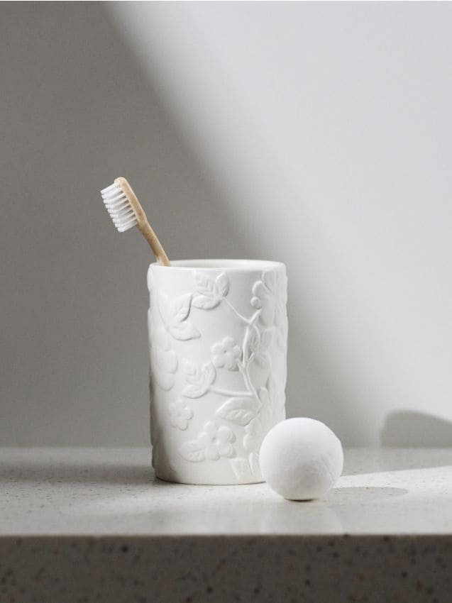 Sinsay - Suport ceramic pentru periuțe de dinți cu model floral în relief - alb