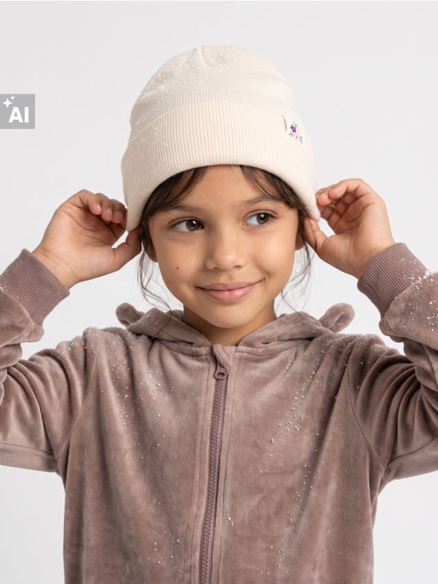 Sinsay - Căciulă beanie cu aplicație cusută - crem