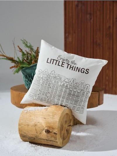 Dekorativna jastučnica s printom kuća i natpisom