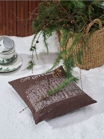 Dekorační povlak na polštář s potiskem domů a nápisem