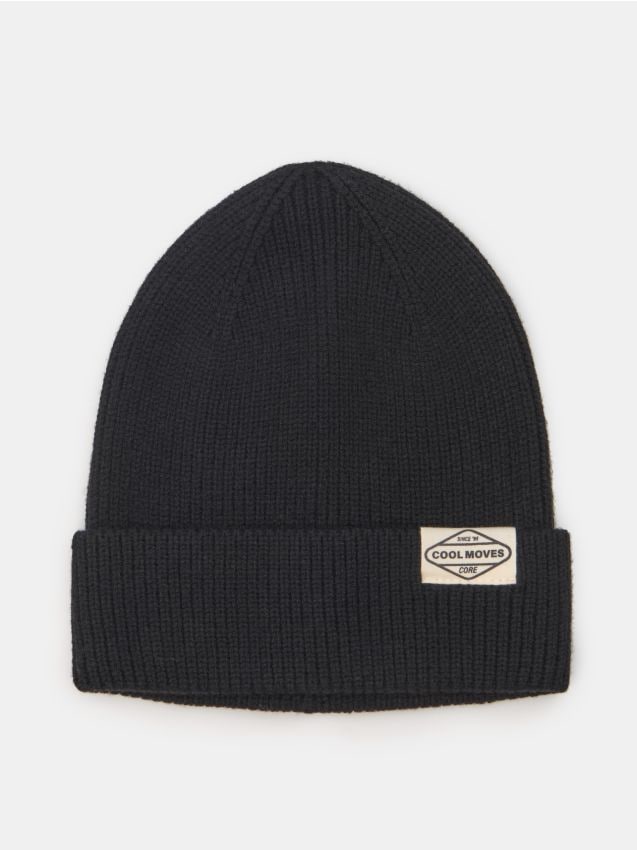 Sinsay - Căciulă beanie din viscoză cu emblemă - negru