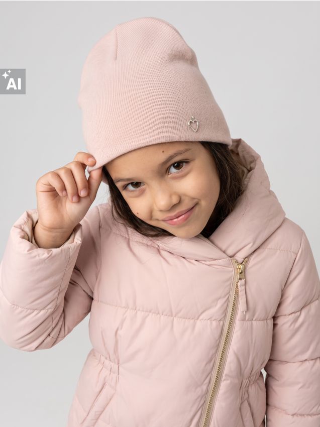 Sinsay - Căciulă beanie cu pandantiv decorativ în formă de inimă - nude