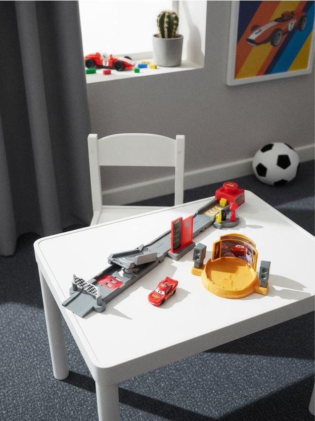 Sinsay - Sada vystreľovača s autíčkom Skok po Zlatý piest Cars - viacfarebná