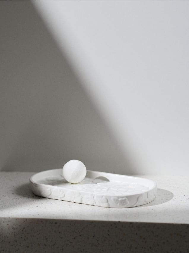Sinsay - Tavă decorativă din ceramică cu model floral în relief - alb