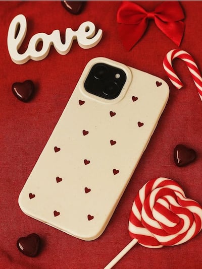 Калъф със сърца за iPhone 13/14, 15, 15 Pro, 16 Pro