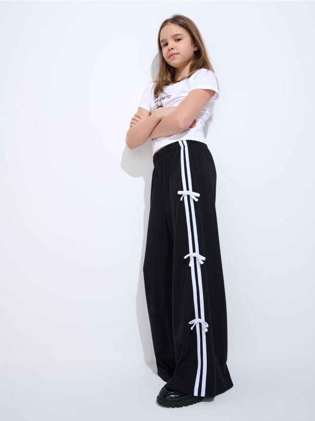 Sinsay - Spodnie wide leg z ozdobnymi kokardami - czarny
