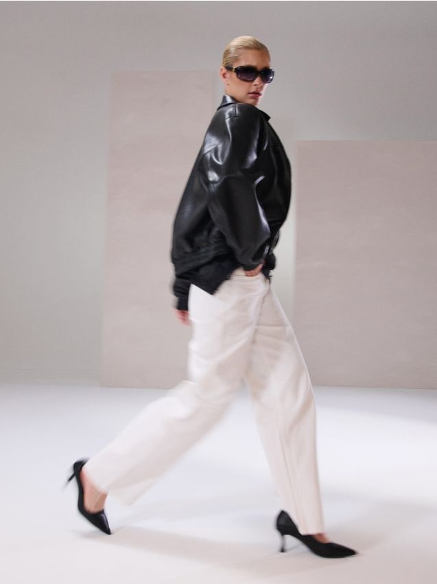 Sinsay - Jeansy wide leg mid waist z krzyżowanym pasem - biały