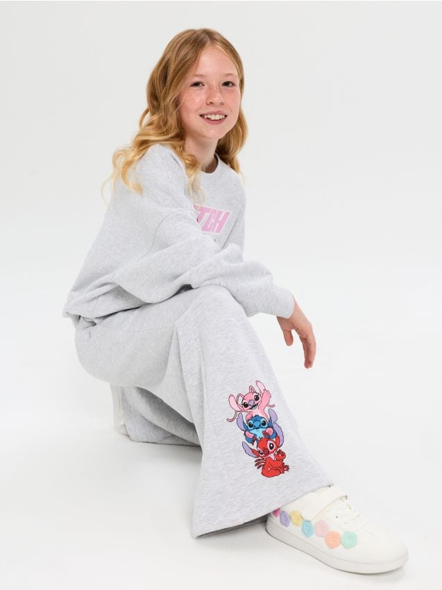Sinsay - Pantaloni de trening cu crac larg Stitch - gri deschis