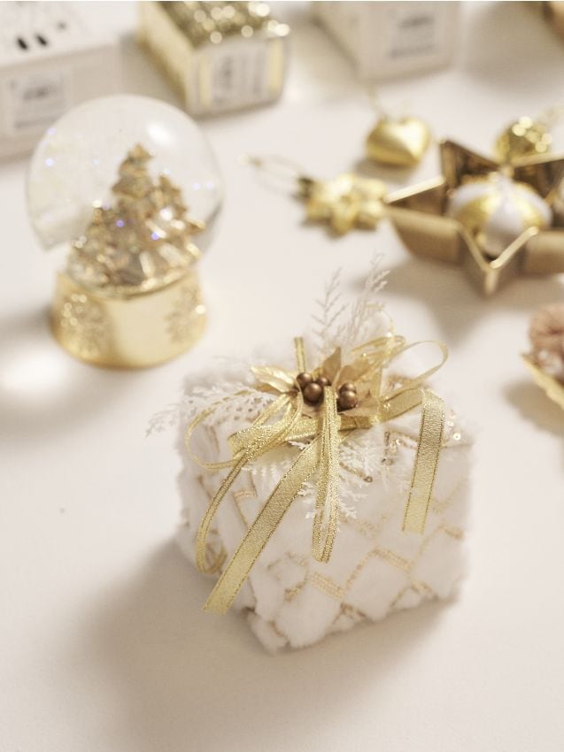 Sinsay - Vianočná dekorácia v tvare darčeka - zlatá