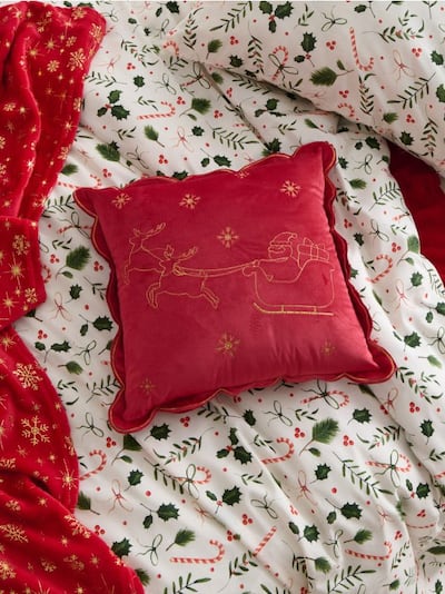 Різдвяна наволочка з вишитим Миколаєм та оленями