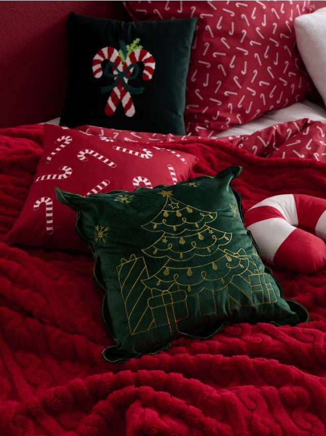 Sinsay - Vianočný obliečka na vankúš s vyšívaným stromčekom a darčekmi - zelená
