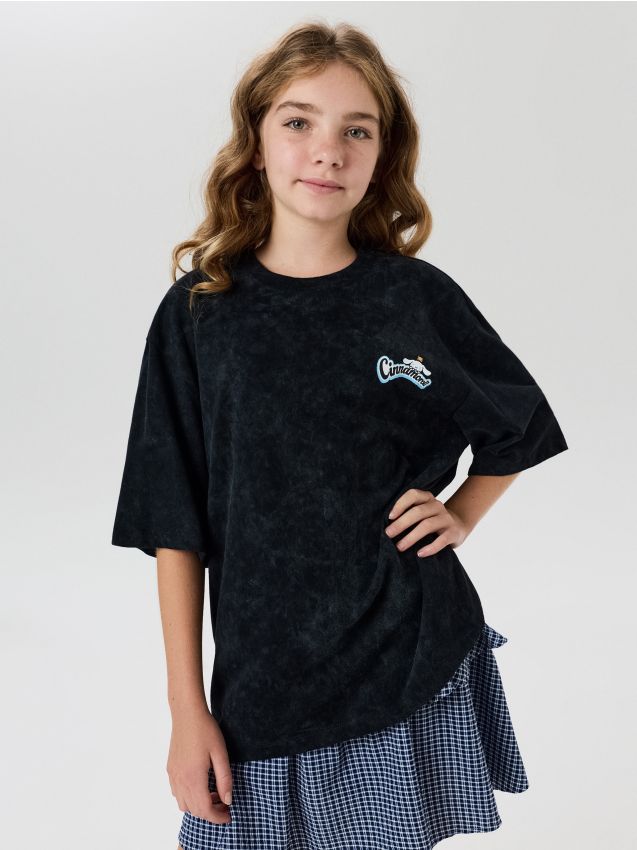 Sinsay - Tricou cu inscripţie pe spate Cinnamoroll - negru