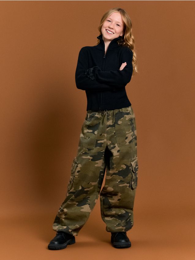 Sinsay - Pantaloni cargo din bumbac cu motiv camuflaj - multicolor