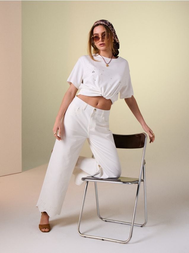 Sinsay - Jeansy wide leg mid waist z ażurowym wykończeniem nogawki - kremowy