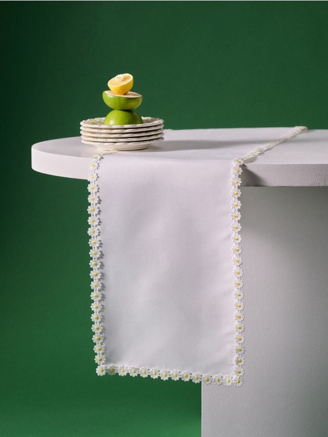 Sinsay - Traversă de primăvară pentru masă cu margine din dantelă cu margarete - alb