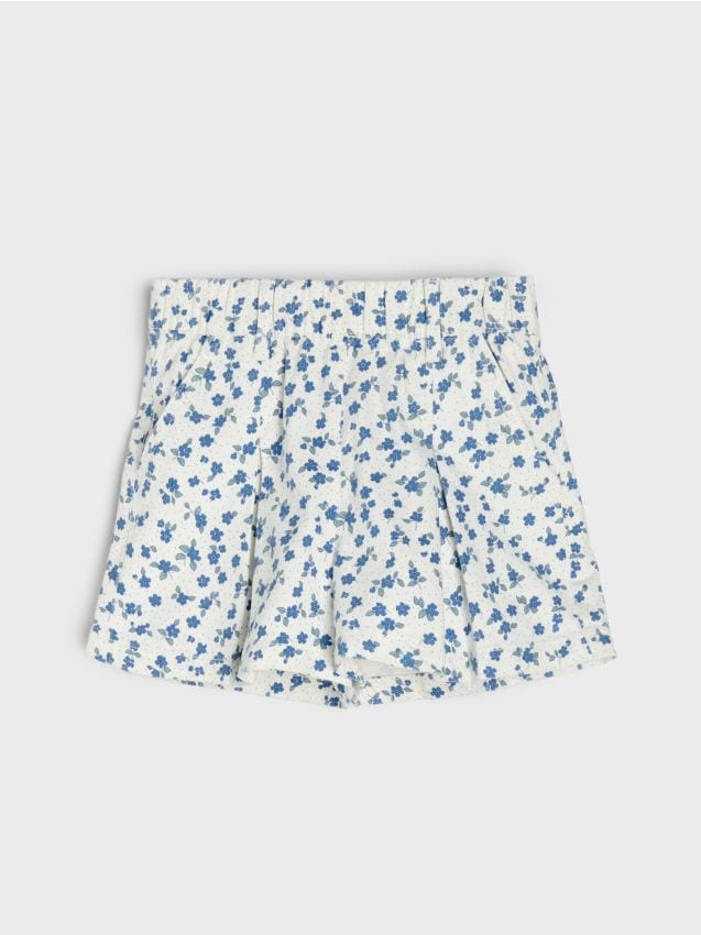 Sinsay - Bawełniane szorty z plisami z przodu we wzór kwiatowy - biały