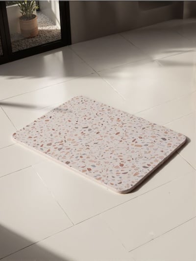 Brzosušeća diatomitna prostirka za kupatilo