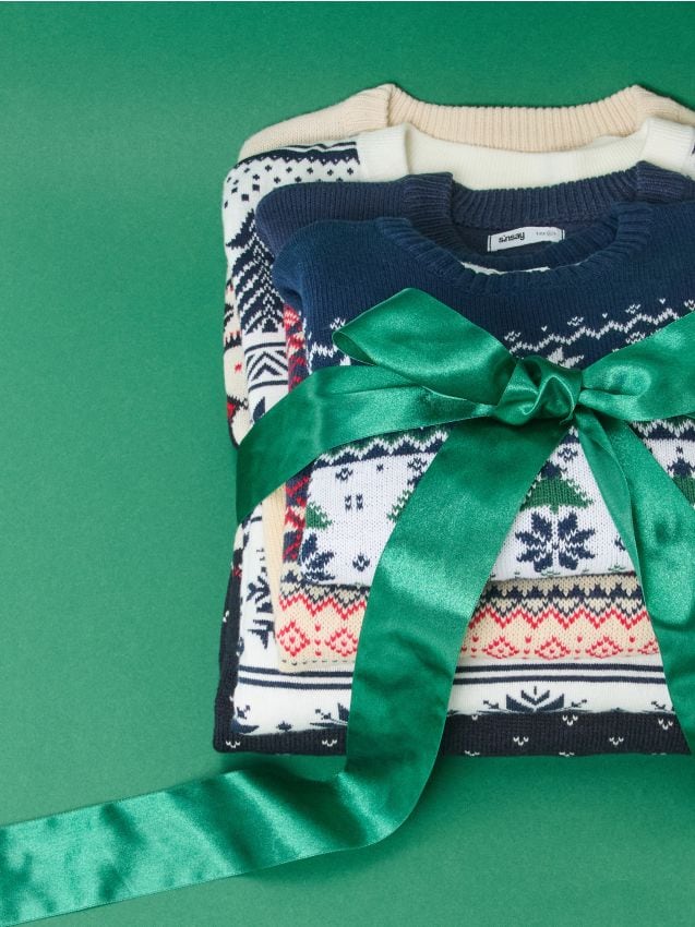 Sinsay - Vianočný sveter so škandinávskym vzorom, stromčekmi a darčekmi - zelená