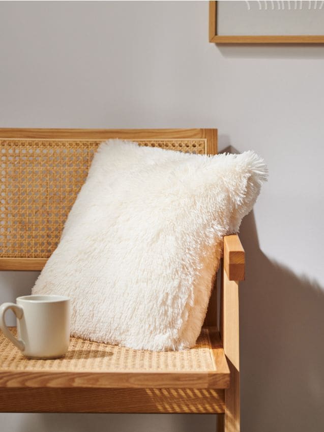 Sinsay - Pernă din imitație de blană - alb