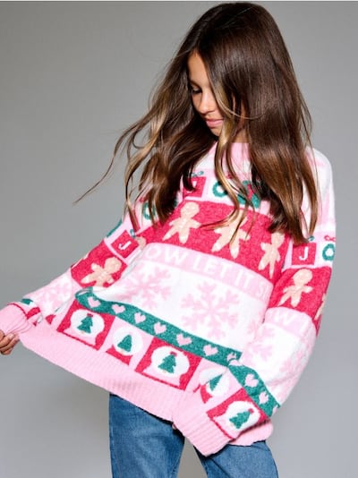 Festlicher Pullover mit Motiv von Lebkuchen und Weihnachtsbäumen