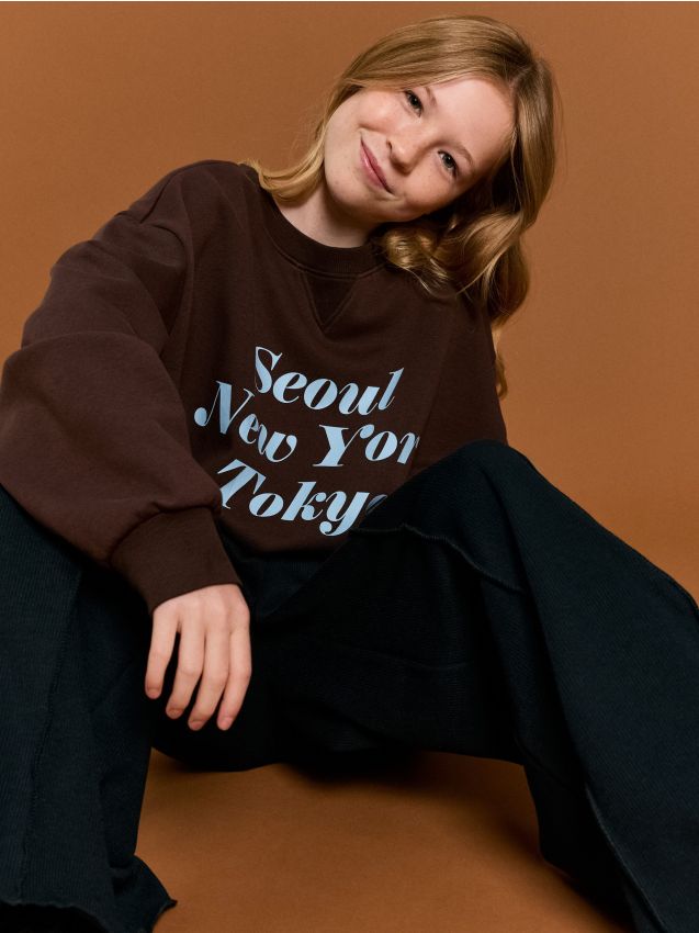 Sinsay - Bluză crewneck cu inscripție - maro-închis