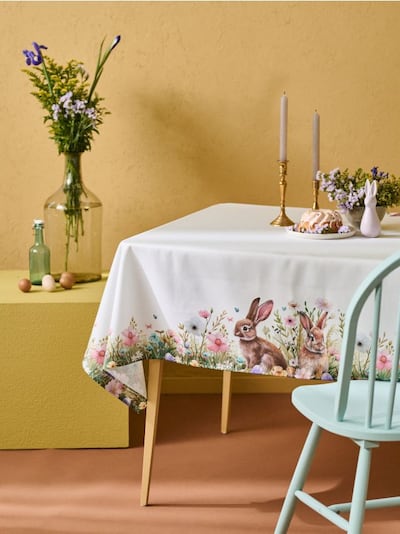 Великодня скатертина з принтом зайця
