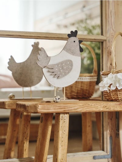 Великденска стояща декорация във форма на кокошка