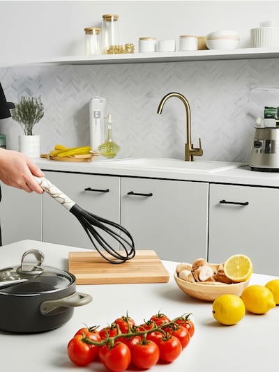 Vispel dekoratiivse käepidemega