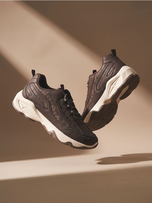 Sinsay - Sneakers din imitație de piele cu monogramă - maro-închis