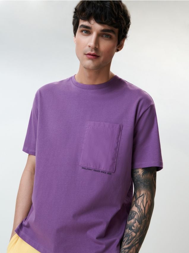 T-shirt with pocket Color purple - SINSAY - 9478C-44X